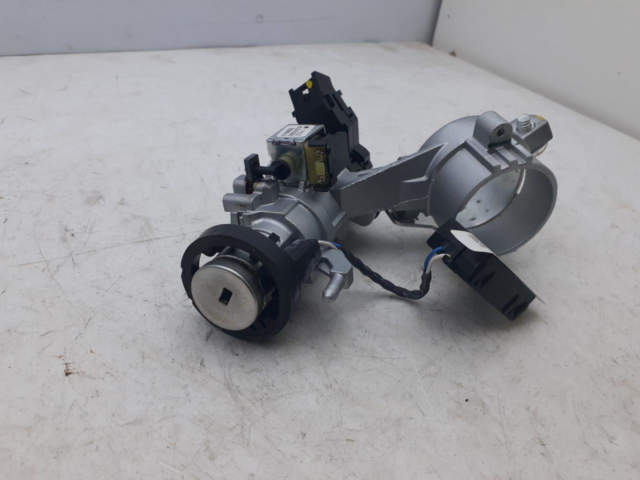 замок зажигания Buick Encore 1 поколение 2014, 1.4 л., бензин, АКПП, баклажан, внедорожник 5 дв., 94737994 - фото №1