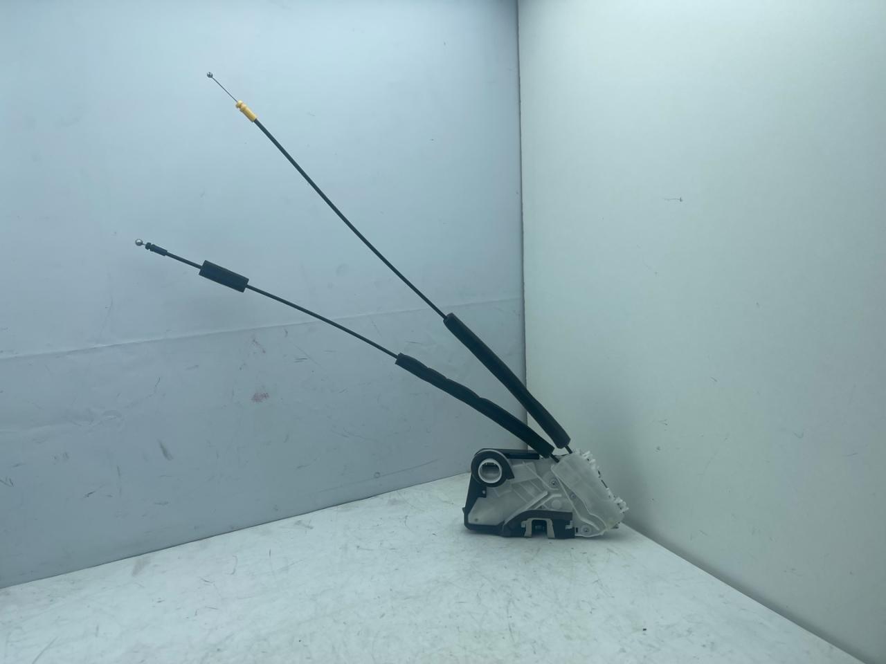 замок двери передней левой Subaru Forester 5 поколение (SK) 2020, 2.5 л., бензин, АКПП, серый, внедорожник 5 дв., полный привод - фото №1