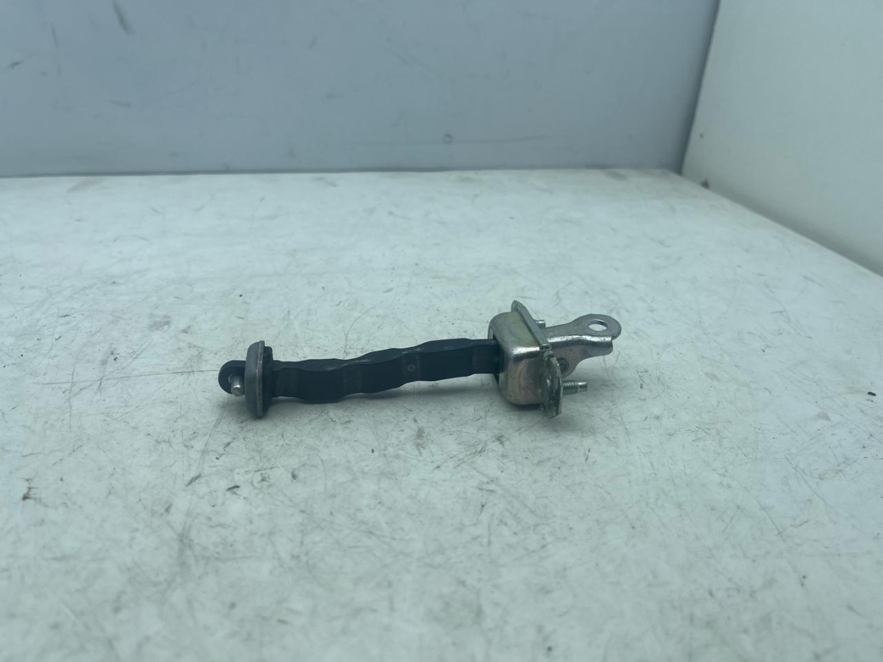 ограничитель открывания двери Subaru Forester 5 поколение (SK) 2020, 2.5 л., бензин, АКПП, серый, внедорожник 5 дв., полный привод - фото №1