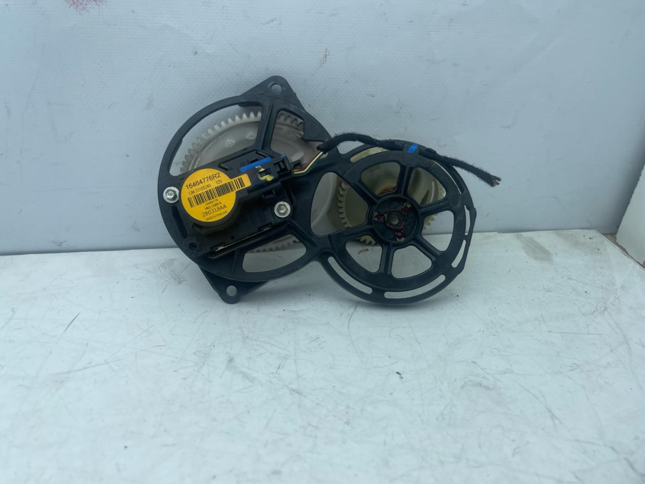 моторчик заслонки печки Chevrolet Equinox 3 поколение 2019, 1.5 л., бензин, АКПП, серый, внедорожник 5 дв., полный привод, 16464776 - фото №1