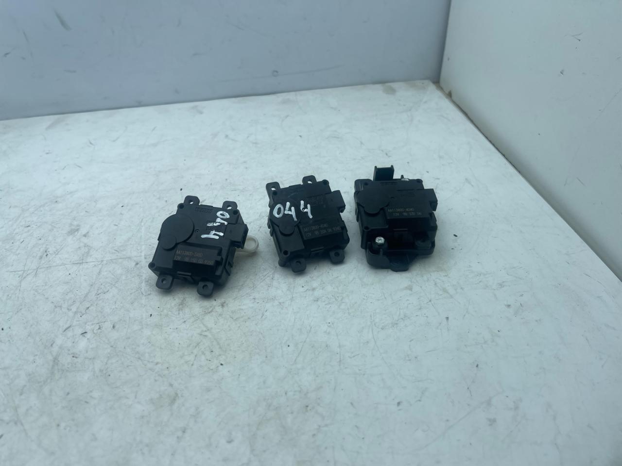 моторчик заслонки печки Acura RDX 3 поколение 2019, 2.0 л., бензин, АКПП, белый, внедорожник 5 дв., полный привод, AA1138004040, AA138003480 - фото №1