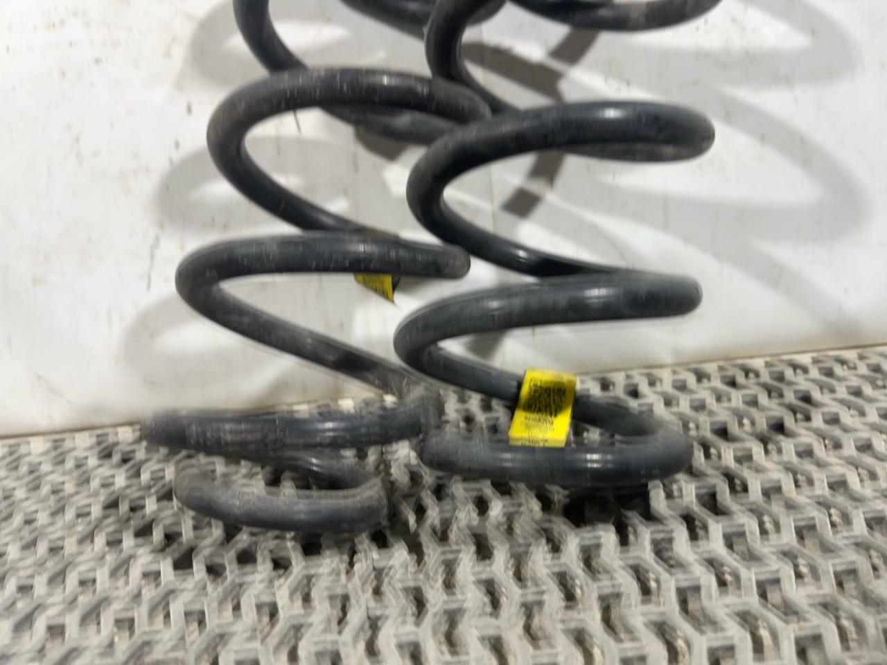 пружина задняя Chevrolet Equinox 3 поколение 2019, 2.0 л., бензин, АКПП, черный, внедорожник 5 дв., полный привод, 84165208 - фото №1