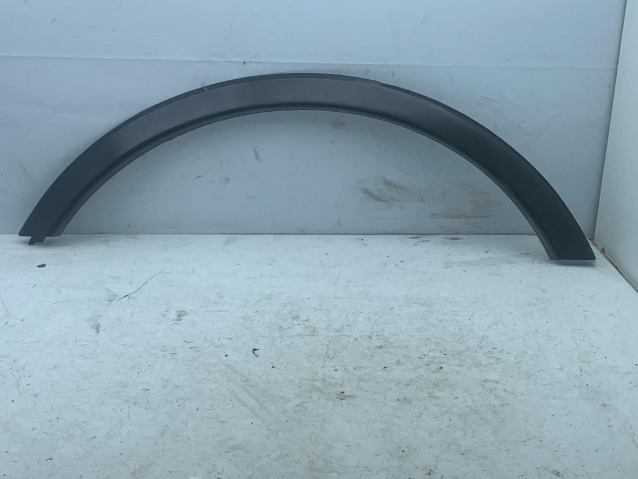 молдинг крыла заднего правого Buick Encore 1 поколение 2014, 1.4 л., бензин, АКПП, баклажан, внедорожник 5 дв., 95164514 - фото №1