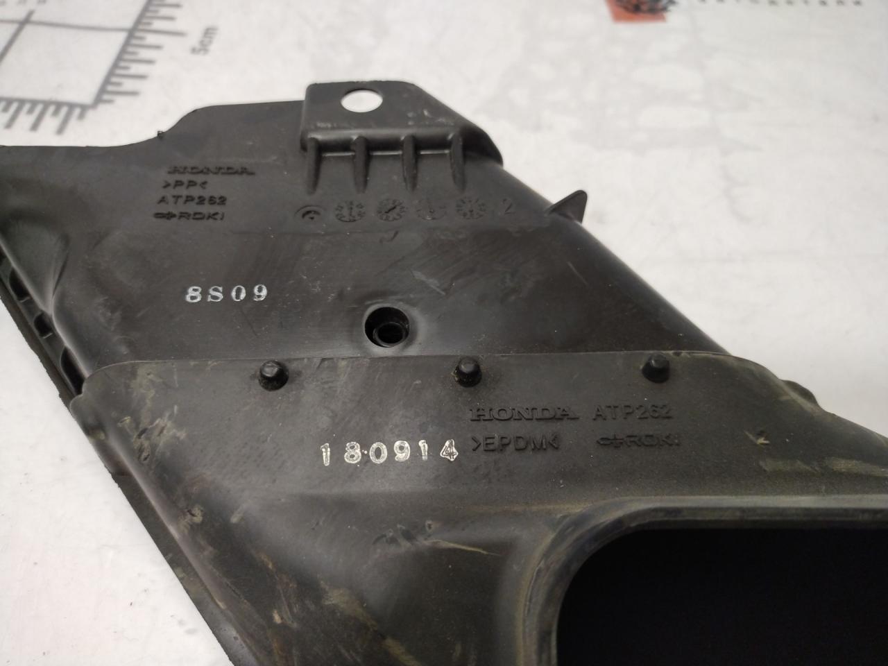 воздухозаборник Acura RDX 3 поколение 2019, 2.0 л., бензин, АКПП, белый, внедорожник 5 дв., полный привод, 180914, 17243-5YF-A01 - фото №1