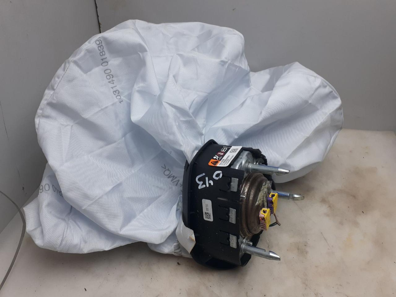 подушка безопасности водителя Chevrolet Equinox 3 поколение 2019, 2.0 л., бензин, АКПП, черный, внедорожник 5 дв., полный привод - фото №1