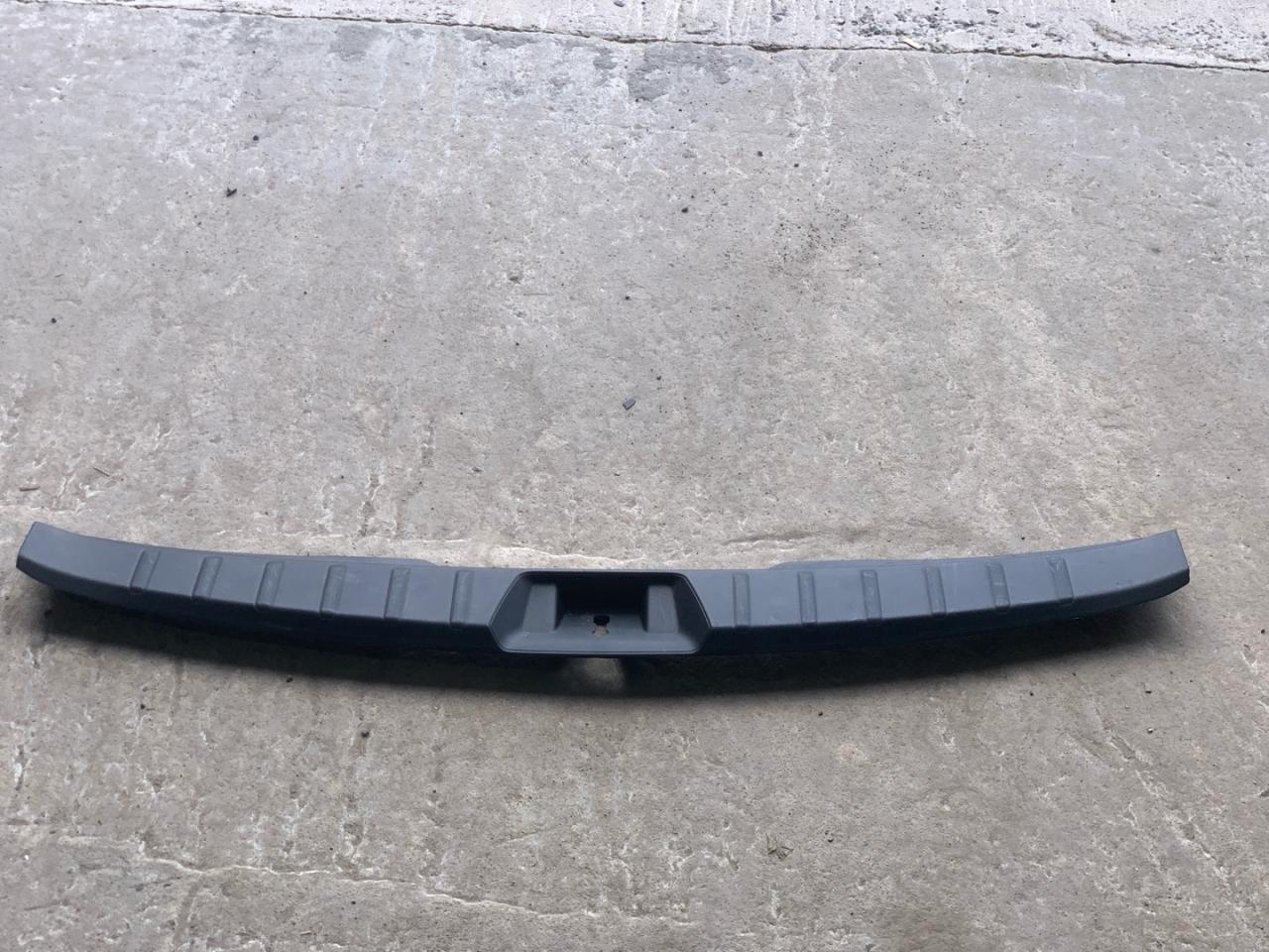 накладка внутренняя на заднюю панель кузова Subaru Forester 5 поколение (SK) 2020, 2.5 л., бензин, АКПП, серый, внедорожник 5 дв., полный привод, 94026SJ000 - фото №1