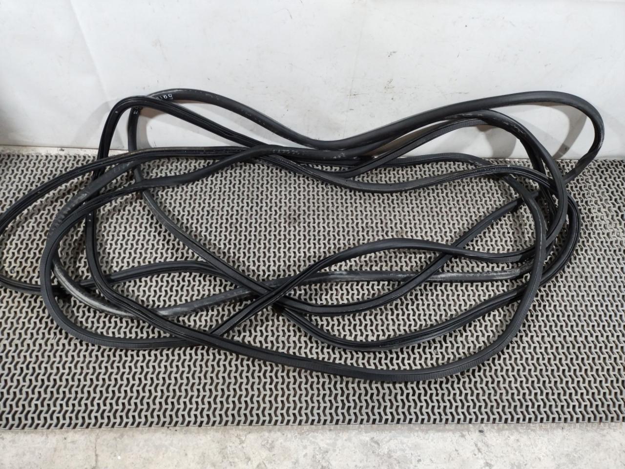 уплотнитель двери Chevrolet Equinox 3 поколение 2019, 2.0 л., бензин, АКПП, черный, внедорожник 5 дв., полный привод - фото №1