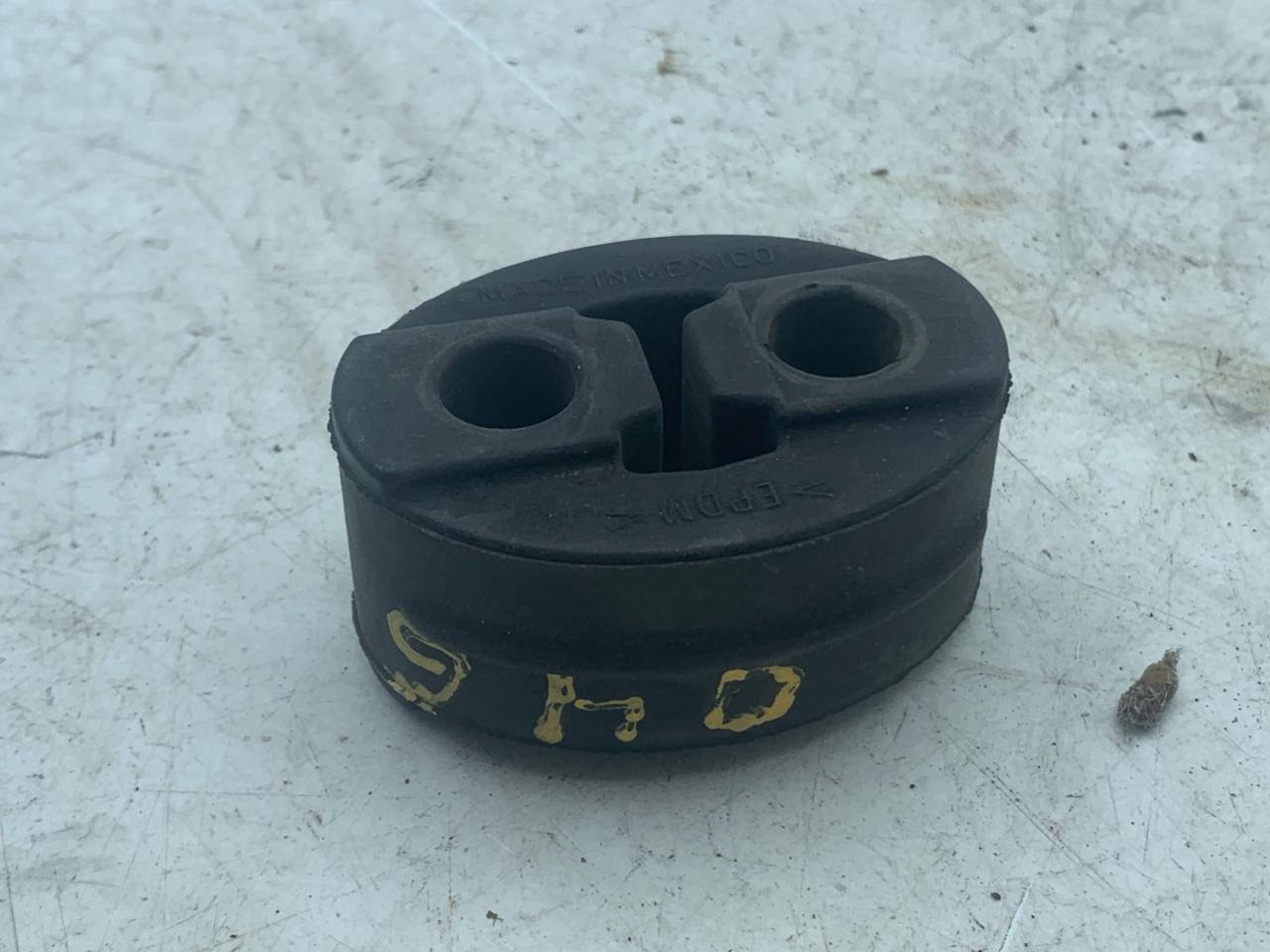 кронштейн глушителя Chevrolet Equinox 3 поколение 2018, 2.0 л., бензин, АКПП, синий, внедорожник 5 дв., передний привод - фото №1