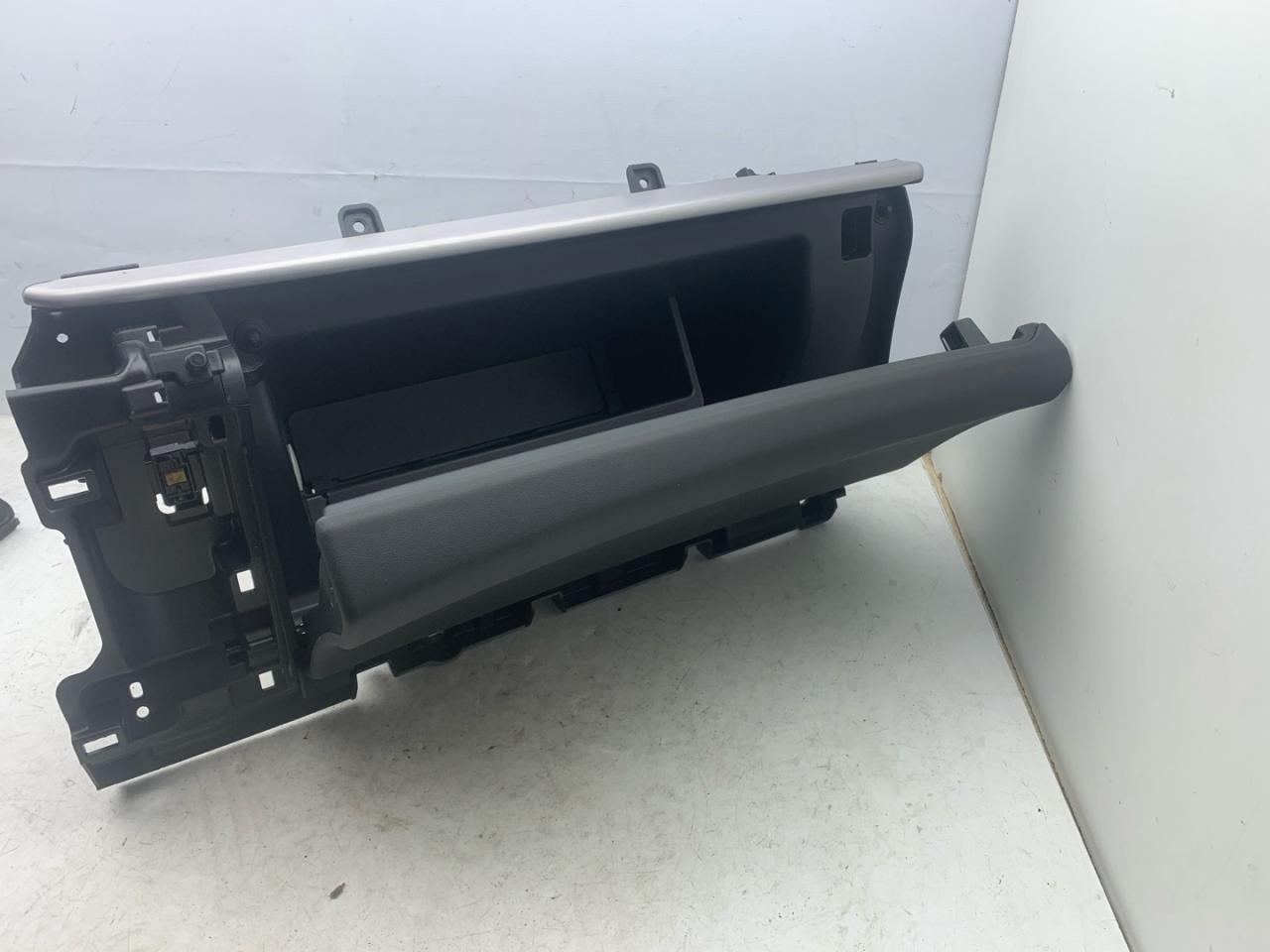 бардачок Acura RDX 3 поколение 2019, 2.0 л., бензин, АКПП, белый, внедорожник 5 дв., полный привод - фото №1