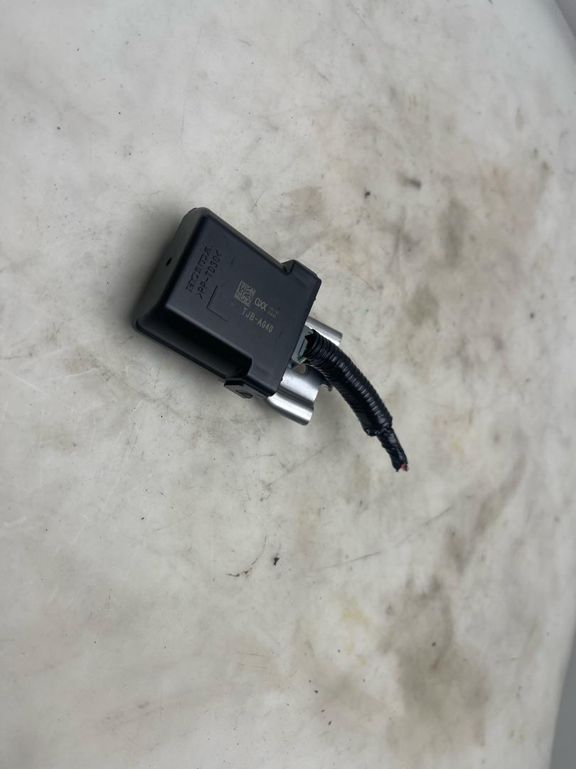 блок управления (другие) Acura RDX 3 поколение 2019, 2.0 л., бензин, АКПП, белый, внедорожник 5 дв., полный привод, 38890-TJB-A04 - фото №1