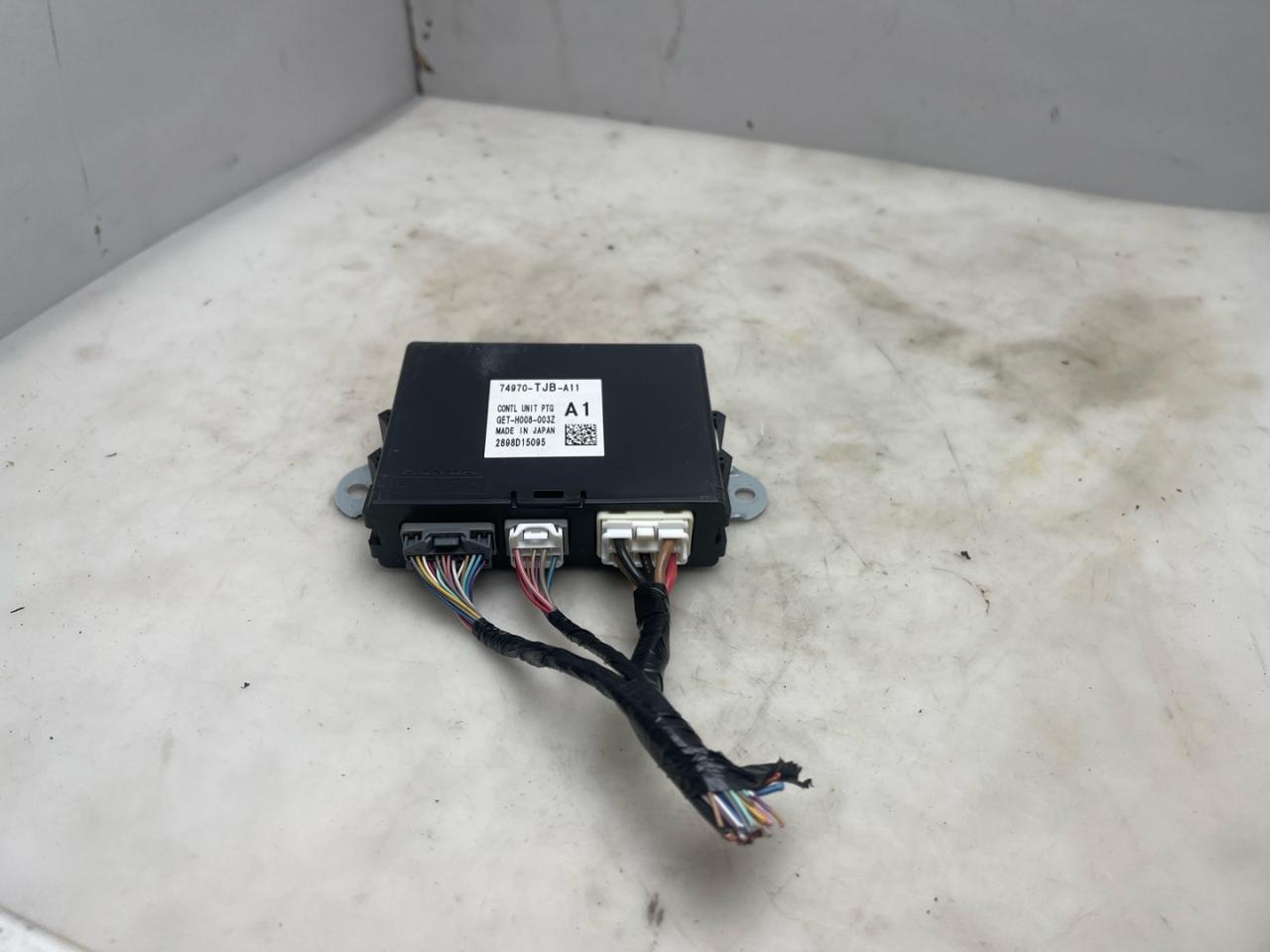 блок управления крышкой багажника Acura RDX 3 поколение 2019, 2.0 л., бензин, АКПП, белый, внедорожник 5 дв., полный привод, 74970TJBA11, 74970-TJB-A12 - фото №1