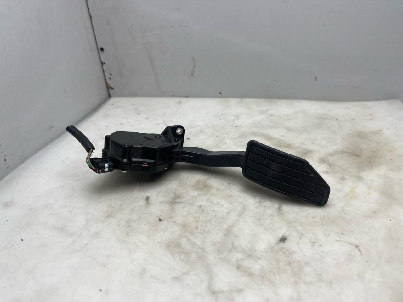 педаль Subaru Forester 5 поколение (SK) 2020, 2.5 л., бензин, АКПП, серый, внедорожник 5 дв., полный привод, 36010FL021 - фото №1