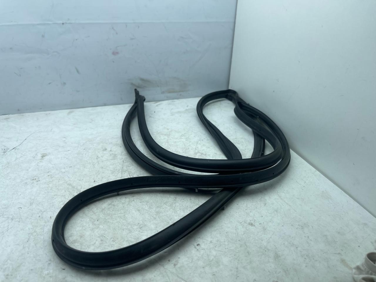 уплотнитель двери Subaru Forester 5 поколение (SK) 2020, 2.5 л., бензин, АКПП, серый, внедорожник 5 дв., полный привод - фото №1