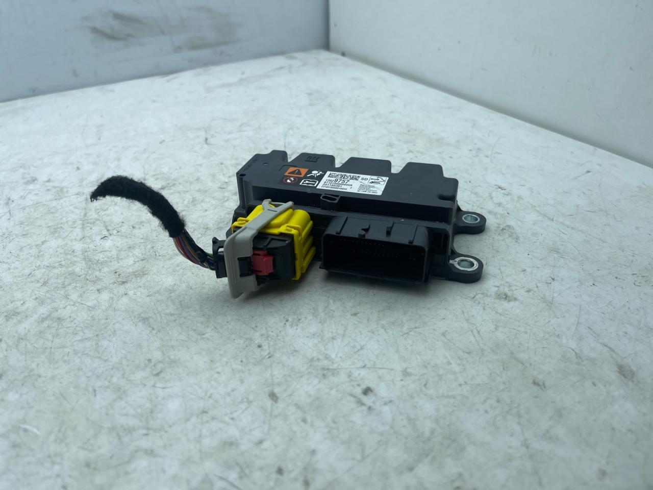 блок AirBag Chevrolet Equinox 3 поколение 2019, 2.0 л., бензин, АКПП, черный, внедорожник 5 дв., полный привод, 13529757 - фото №1