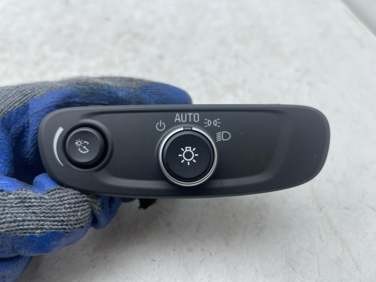 переключатель света Chevrolet Equinox 3 поколение 2018, 2.0 л., бензин, АКПП, синий, внедорожник 5 дв., передний привод, 84192536 - фото №1