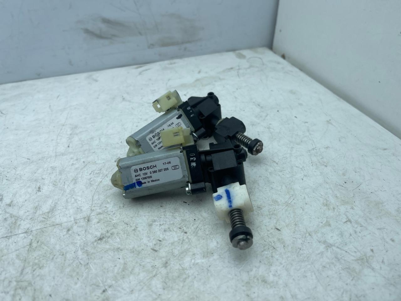 моторчик регулировки сиденья Chevrolet Equinox 3 поколение 2019, 2.0 л., бензин, АКПП, черный, внедорожник 5 дв., полный привод, 13513121, 13587025 - фото №1