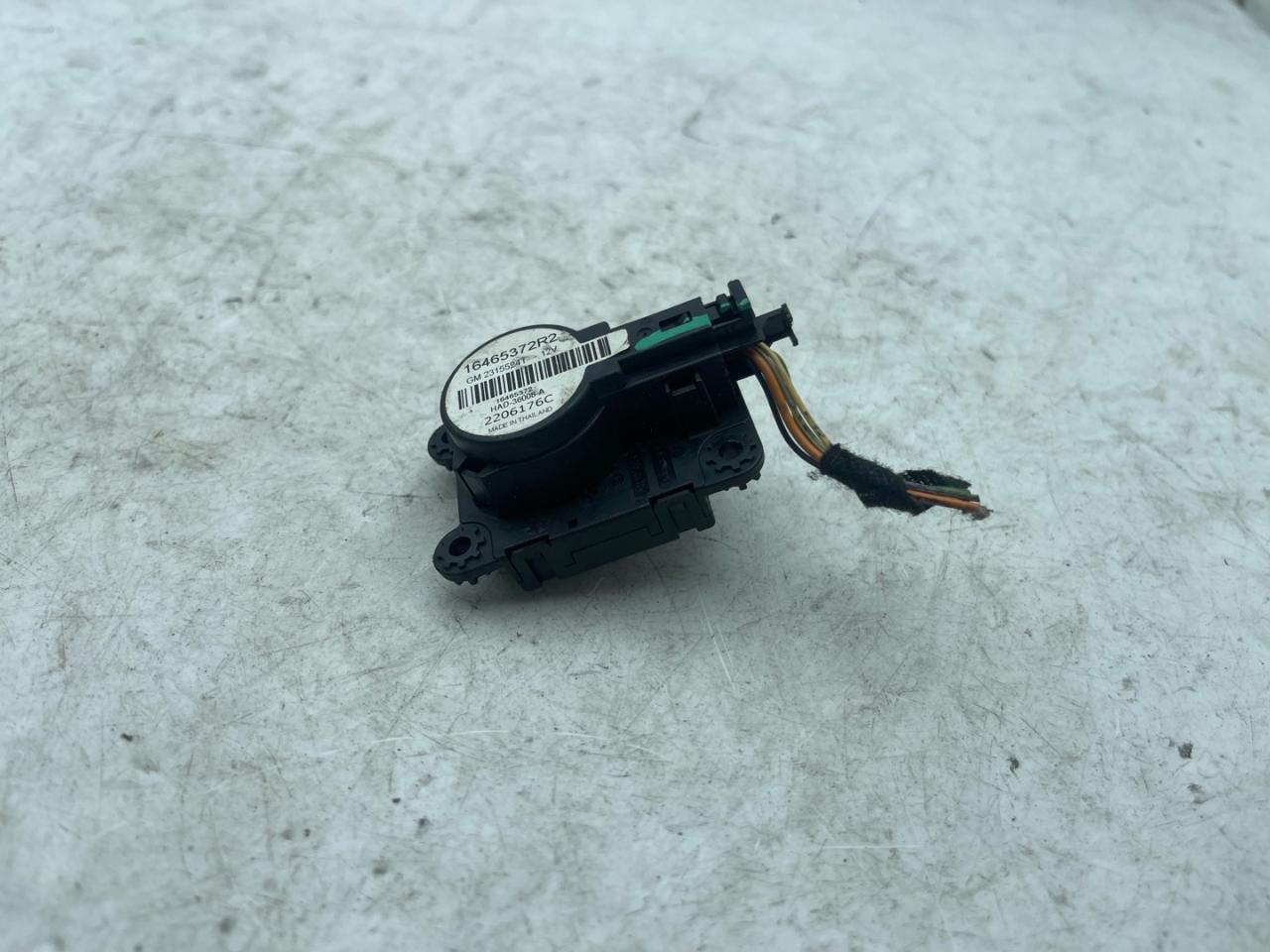 моторчик заслонки печки Chevrolet Equinox 3 поколение 2018, 2.0 л., бензин, АКПП, синий, внедорожник 5 дв., передний привод, 16465372 - фото №1