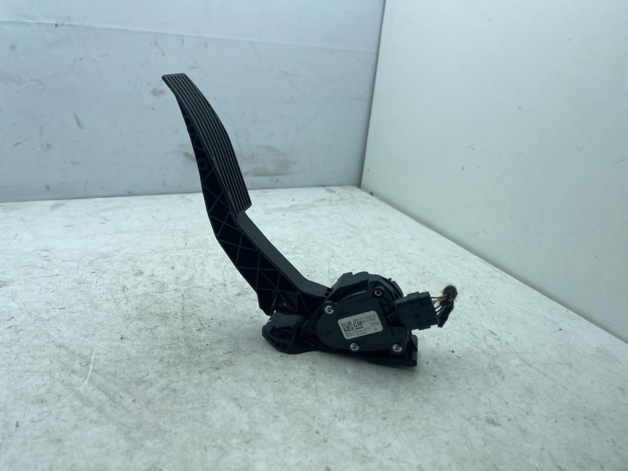 педаль Chevrolet Equinox 3 поколение 2018, 2.0 л., бензин, АКПП, синий, внедорожник 5 дв., передний привод, 84173182 - фото №1