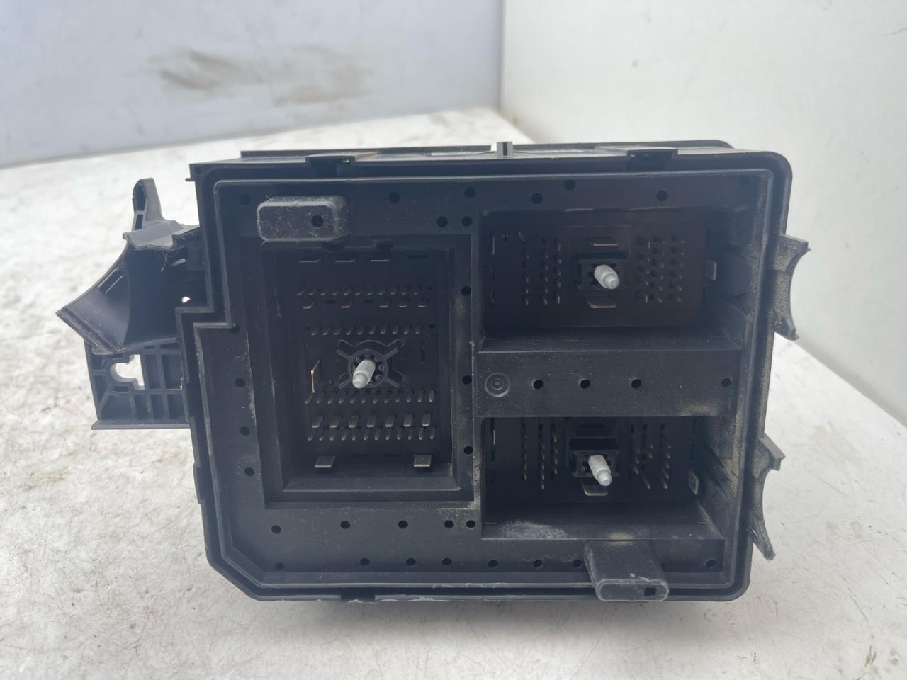 блок предохранителей Buick Encore 1 поколение 2014, 1.4 л., бензин, АКПП, баклажан, внедорожник 5 дв., 95131331 - фото №1