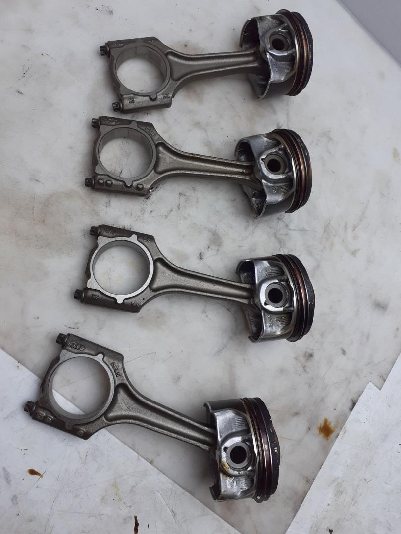 поршень Volkswagen Tiguan 2 поколение 2018, 2.0 л., FSI, бензин, АКПП, белый, внедорожник 5 дв. - фото №1