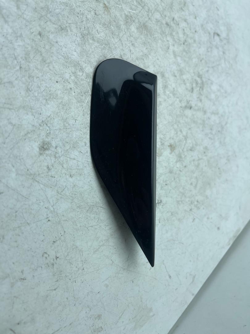 молдинг крыла заднего левого Buick Encore 1 поколение 2014, 1.4 л., бензин, АКПП, баклажан, внедорожник 5 дв., 95092493 - фото №1