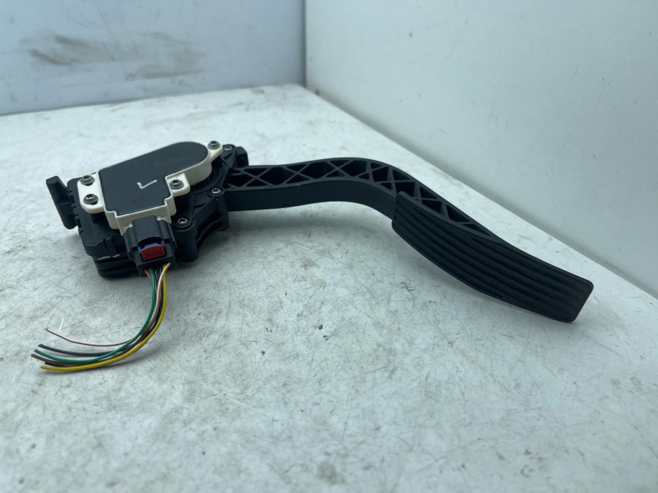 педаль Buick Encore 1 поколение 2014, 1.4 л., бензин, АКПП, баклажан, внедорожник 5 дв. - фото №1