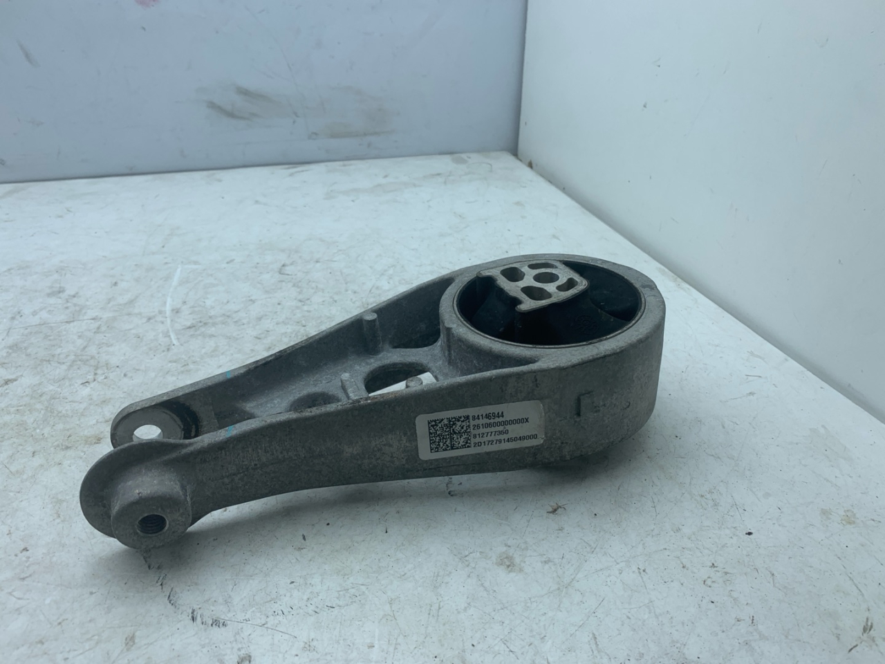 подушка крепления КПП Chevrolet Equinox 3 поколение 2018, 2.0 л., бензин, АКПП, синий, внедорожник 5 дв., передний привод, 84146944 - фото №1