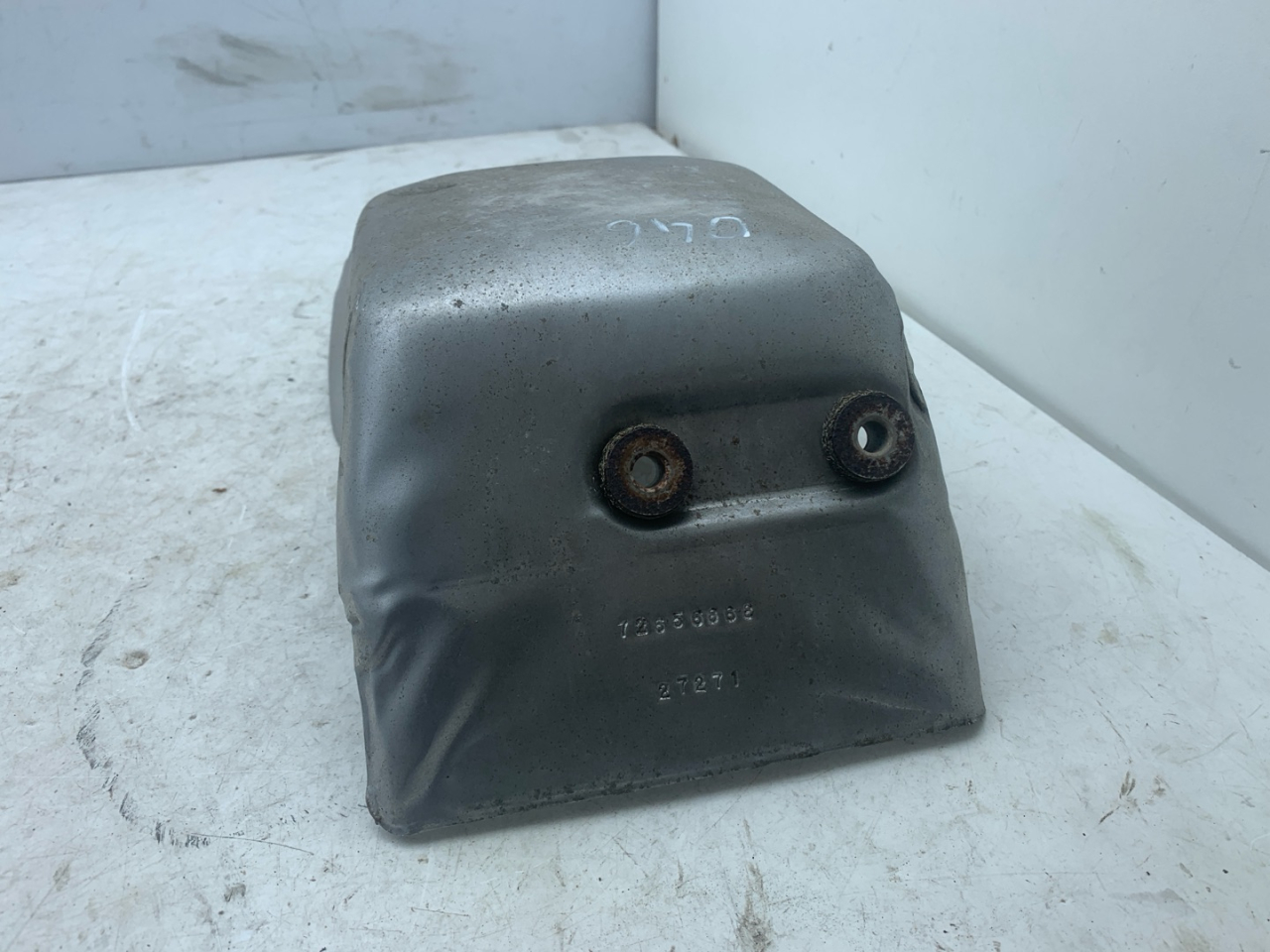 тепловой экран глушителя Chevrolet Equinox 3 поколение 2018, 2.0 л., бензин, АКПП, синий, внедорожник 5 дв., передний привод, 12656868 - фото №1