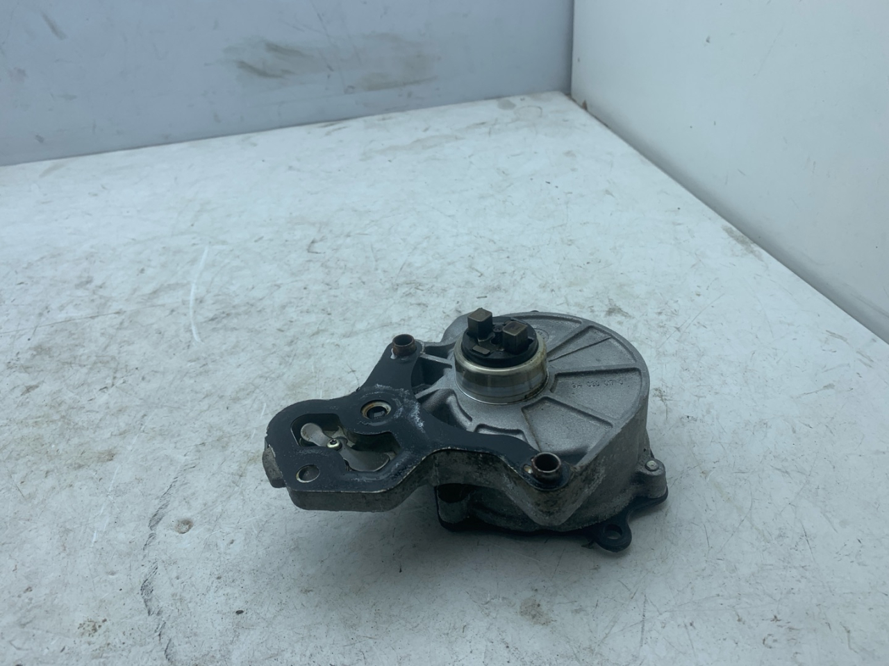 насос вакуумный Chevrolet Equinox 3 поколение 2019, 2.0 л., бензин, АКПП, черный, внедорожник 5 дв., полный привод, 12686657 - фото №1