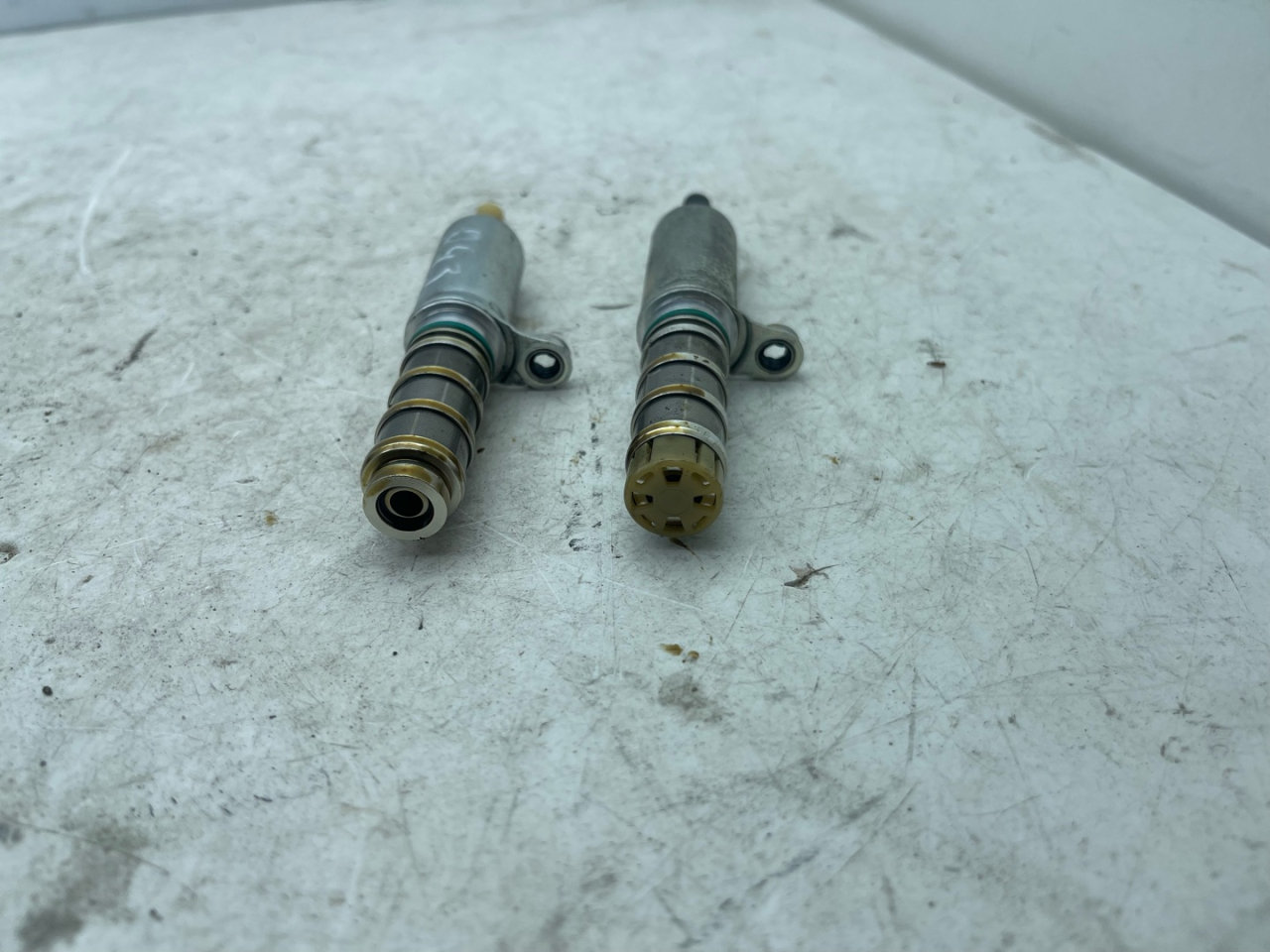 Клапан фазорегулятора Chevrolet Equinox 3 поколение 2019, 2.0 л., бензин, АКПП, черный, внедорожник 5 дв., полный привод, 12662737, 12662736 - фото №1