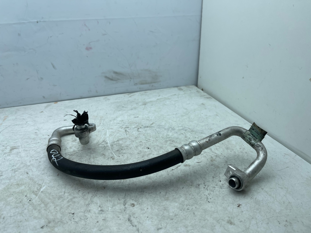 трубка кондиционера Buick Encore 1 поколение 2014, 1.4 л., бензин, АКПП, баклажан, внедорожник 5 дв., 95376420 - фото №1