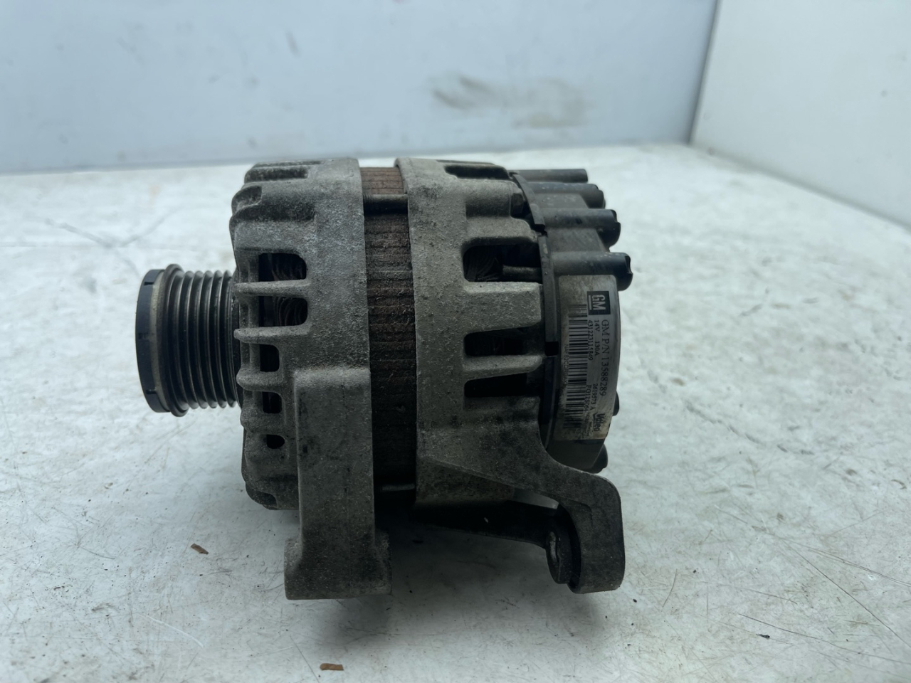 генератор Buick Encore 1 поколение 2014, 1.4 л., бензин, АКПП, баклажан, внедорожник 5 дв., 13588289 - фото №1