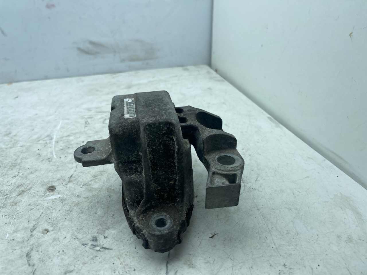 подушка крепления двигателя Buick Encore 1 поколение 2014, 1.4 л., бензин, АКПП, баклажан, внедорожник 5 дв. - фото №1