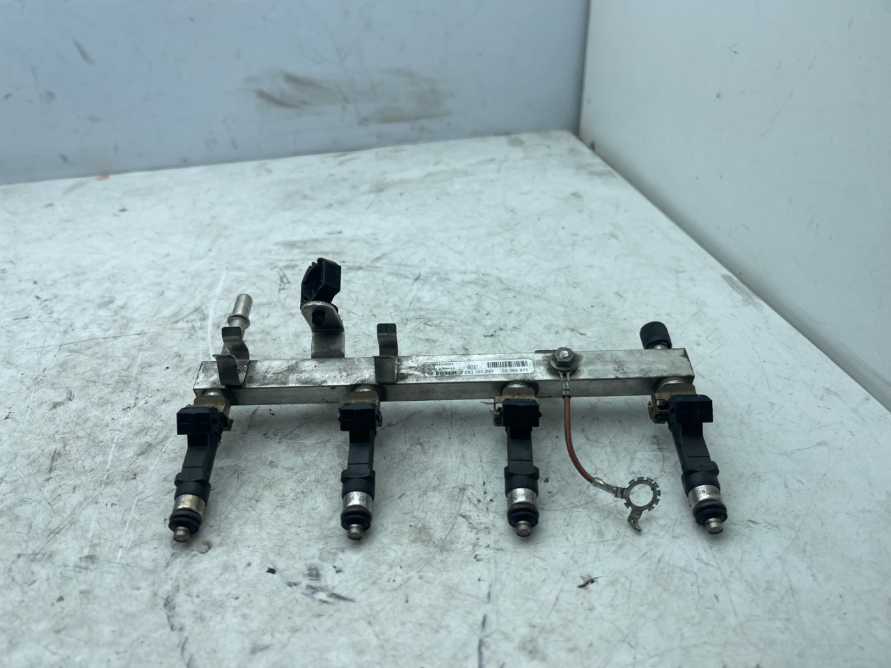 топливная рампа Buick Encore 1 поколение 2014, 1.4 л., бензин, АКПП, баклажан, внедорожник 5 дв., 55565971 - фото №1