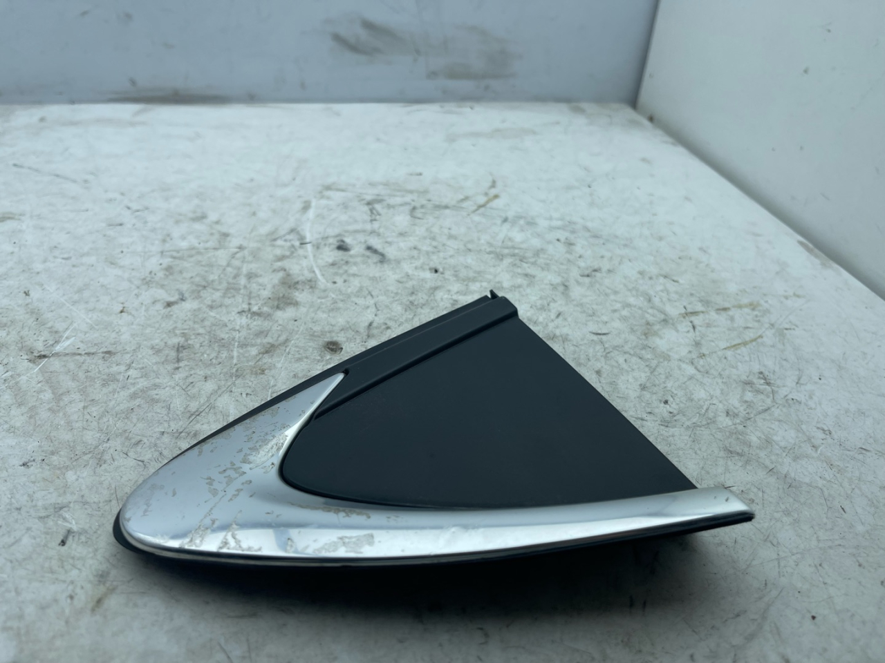 молдинг крыла заднего правого Chevrolet Cruze 2 поколение 2017, 1.4 л., бензин, АКПП, серый, седан, 84085223 - фото №1