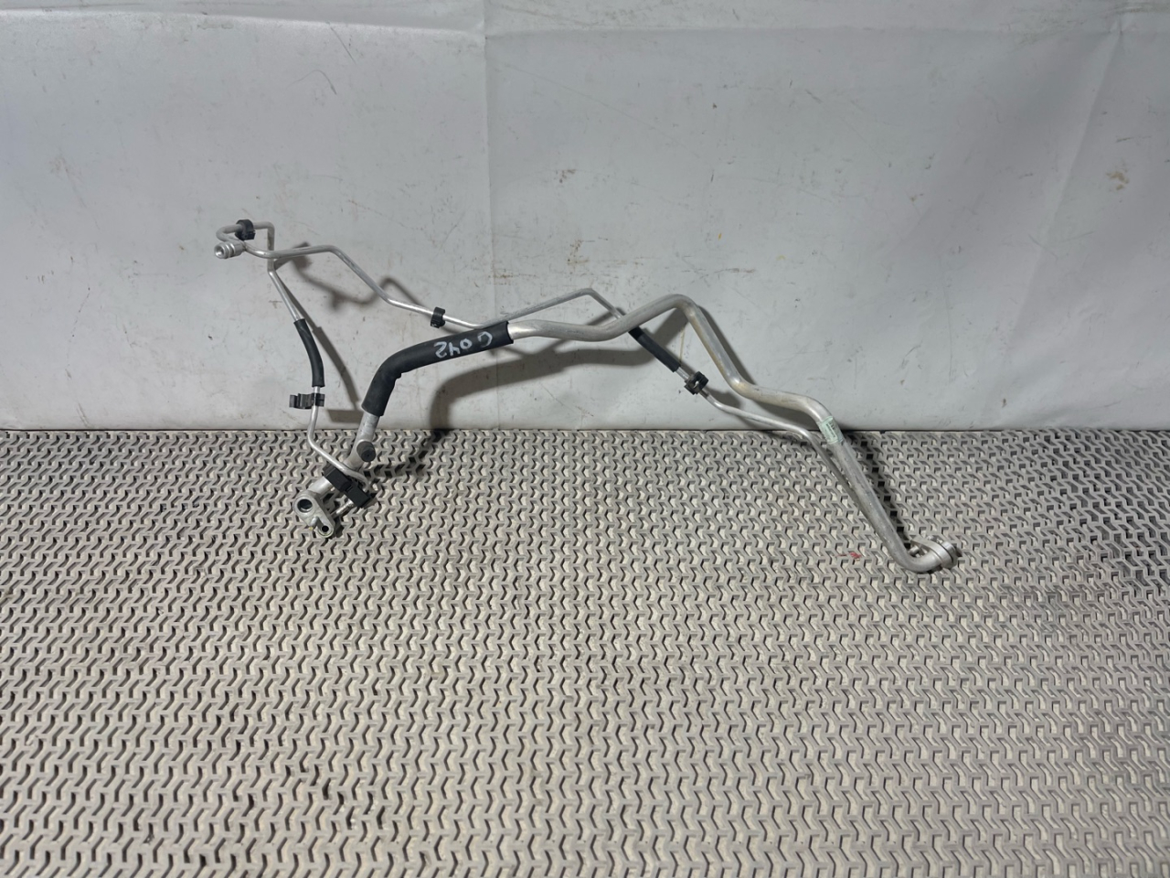 трубка кондиционера Buick Encore 1 поколение 2014, 1.4 л., бензин, АКПП, баклажан, внедорожник 5 дв., 95299470 - фото №1