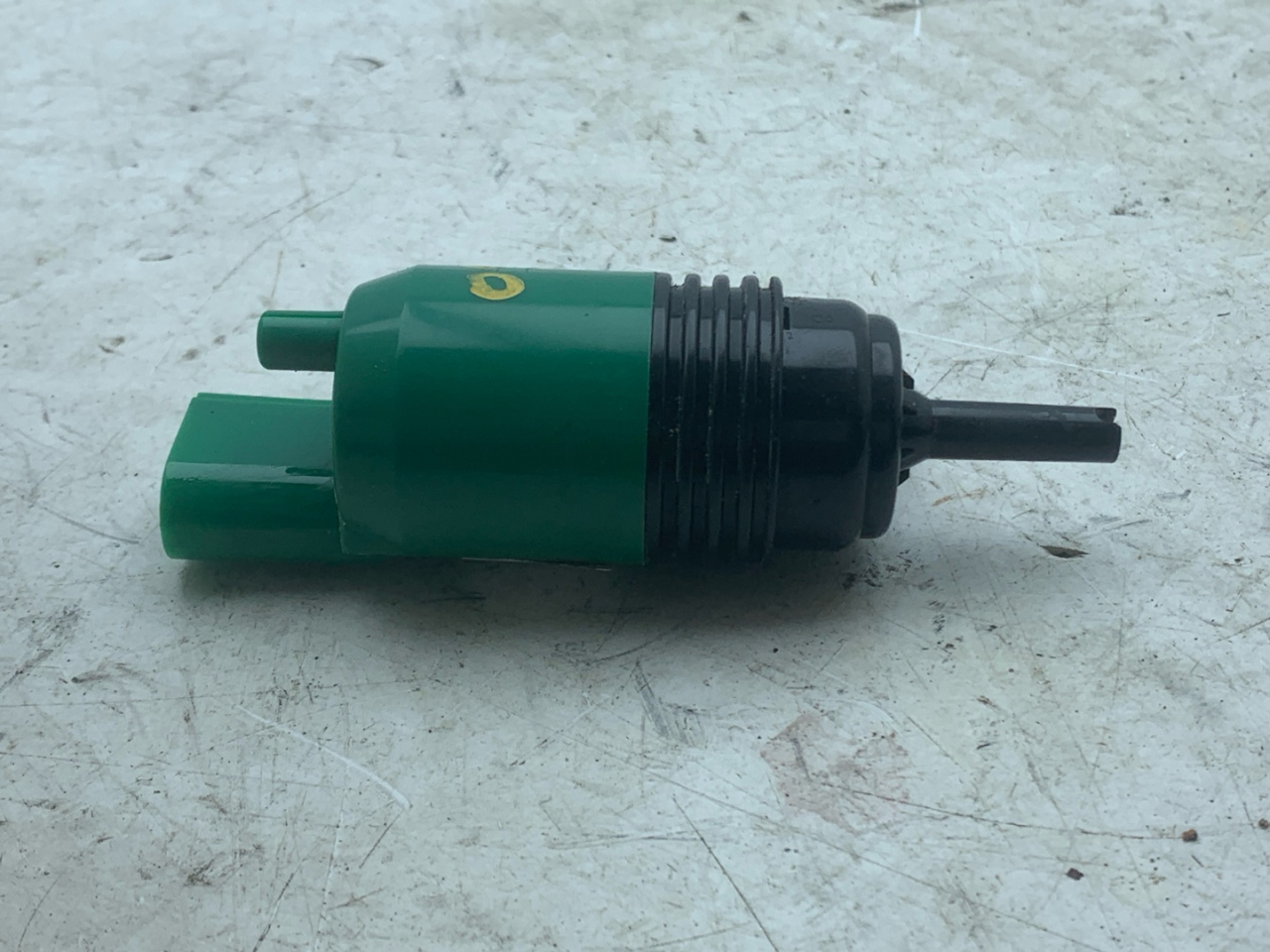 насос (моторчик) омывателя стекла Chevrolet Equinox 3 поколение 2019, 2.0 л., бензин, АКПП, черный, внедорожник 5 дв., полный привод, 3T2335 - фото №1