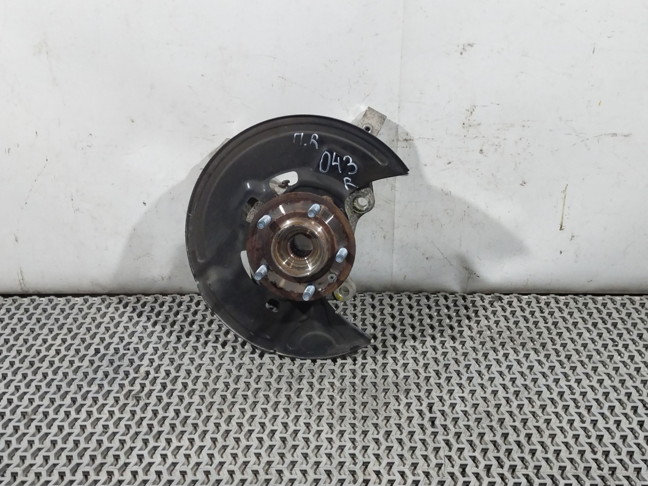 ступица передняя правая Chevrolet Equinox 3 поколение 2019, 2.0 л., бензин, АКПП, черный, внедорожник 5 дв., полный привод, 13507355 - фото №1