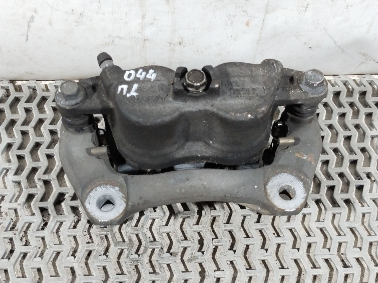 суппорт передний левый Acura RDX 3 поколение 2019, 2.0 л., бензин, АКПП, белый, внедорожник 5 дв., полный привод - фото №1