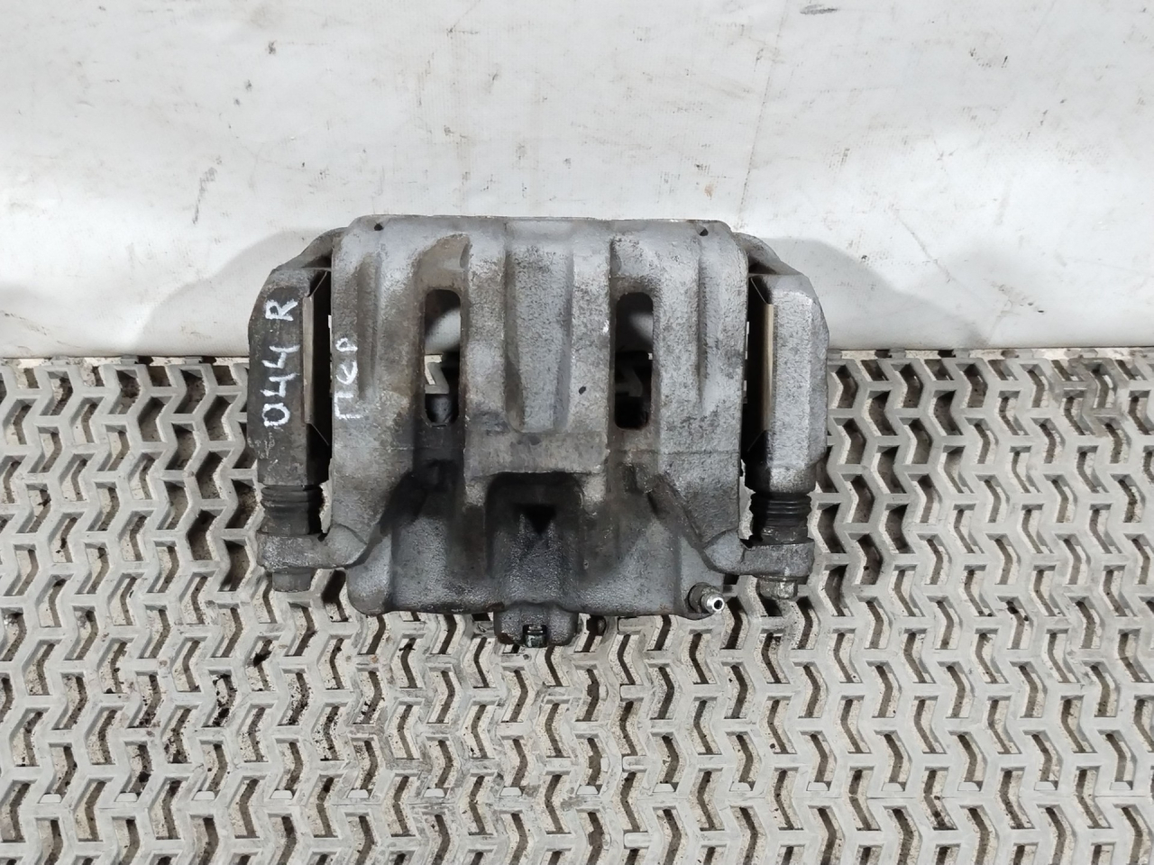 суппорт передний правый Acura RDX 3 поколение 2019, 2.0 л., бензин, АКПП, белый, внедорожник 5 дв., полный привод - фото №1