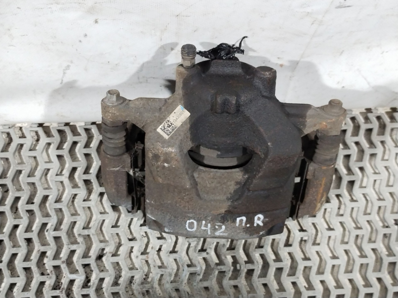 суппорт передний правый Buick Encore 1 поколение 2014, 1.4 л., бензин, АКПП, баклажан, внедорожник 5 дв., 13430601 - фото №1