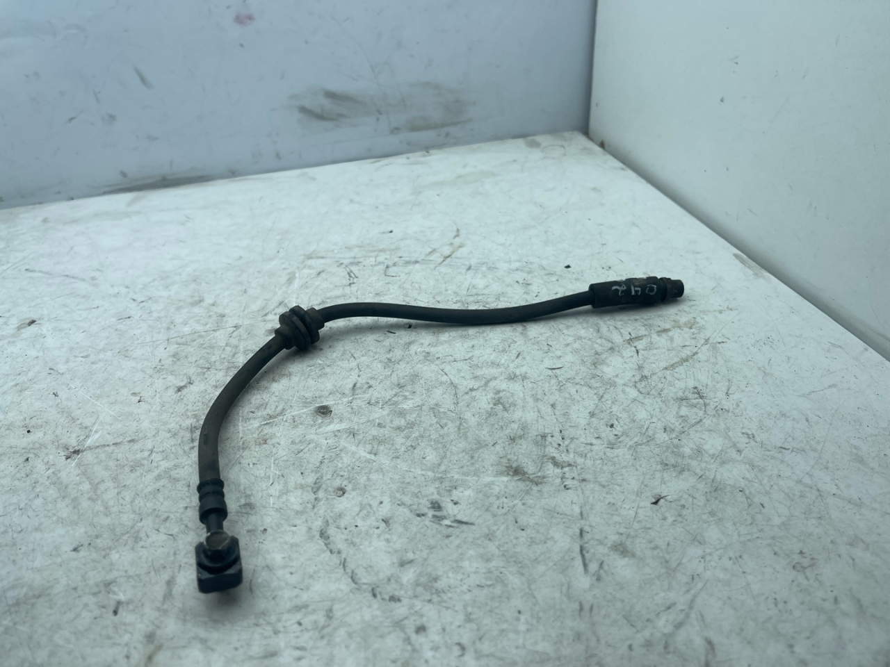 шланг тормозной Buick Encore 1 поколение 2014, 1.4 л., бензин, АКПП, баклажан, внедорожник 5 дв. - фото №1