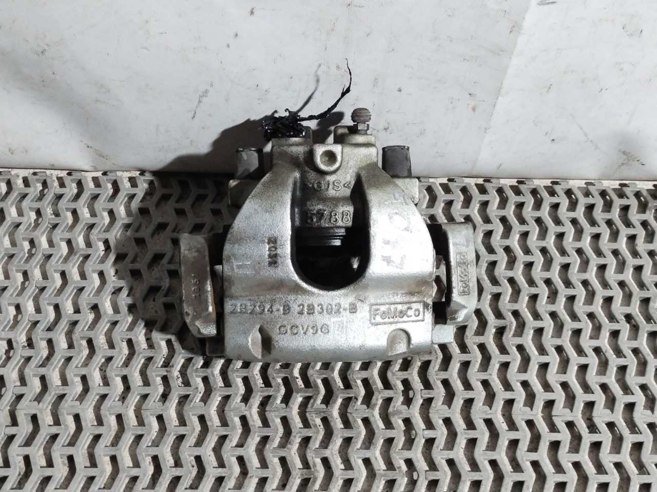 суппорт передний правый Ford Bronco Sport 1 поколение 2021, 1.5 л., бензин, АКПП, серебряный, внедорожник 5 дв., полный подключаемый привод, 2B294B - фото №1