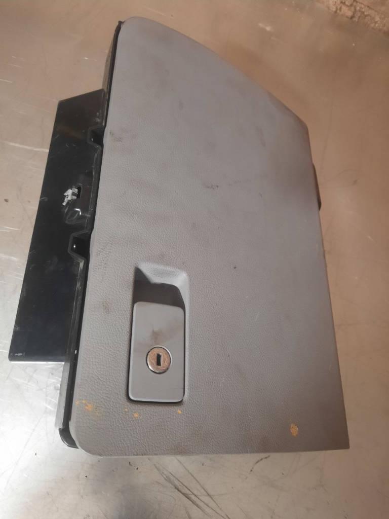 бардачок Volkswagen Passat B6 2006 - фото №1