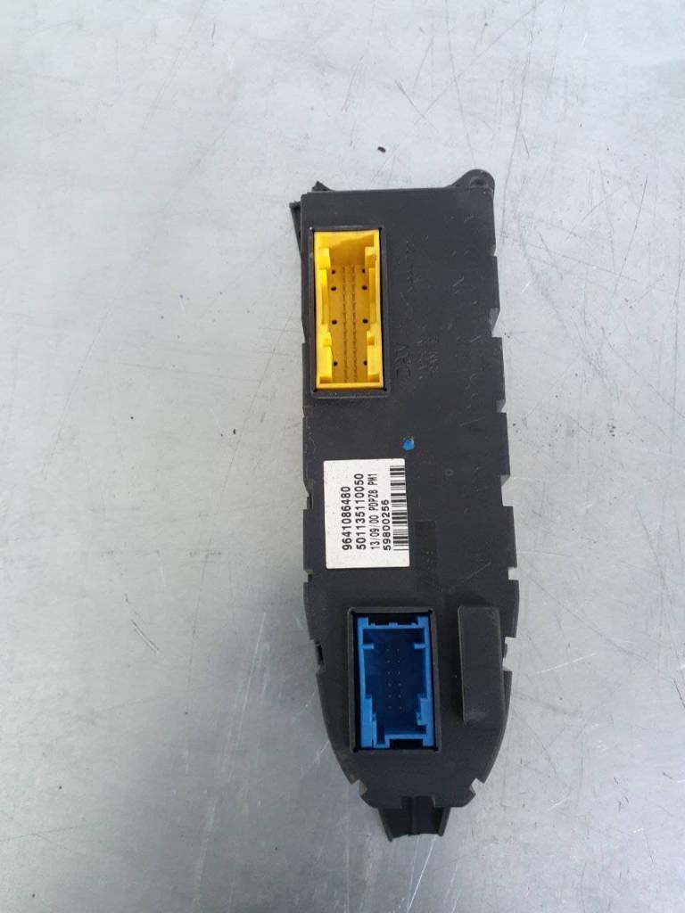 модуль управления двери Peugeot 607 1 поколение 2000, 9641086480 - фото №1