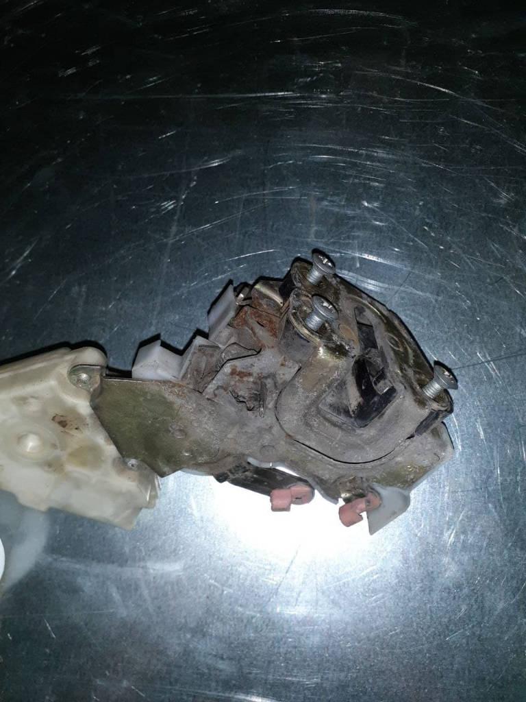 замок двери задней левой Nissan Almera Tino V10 2002, 2.2 л., 82553BM760 - фото №1