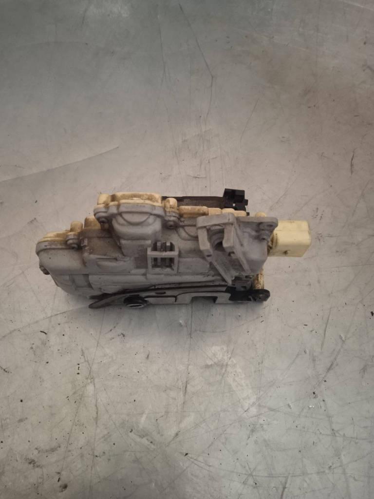 замок двери задней левой Volkswagen Passat B6 2006 - фото №1