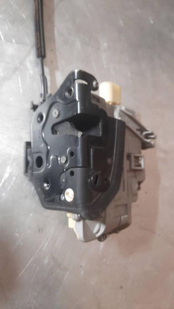 замок двери задней правой Volkswagen Passat B6 2006, 3C4839016A - фото №1