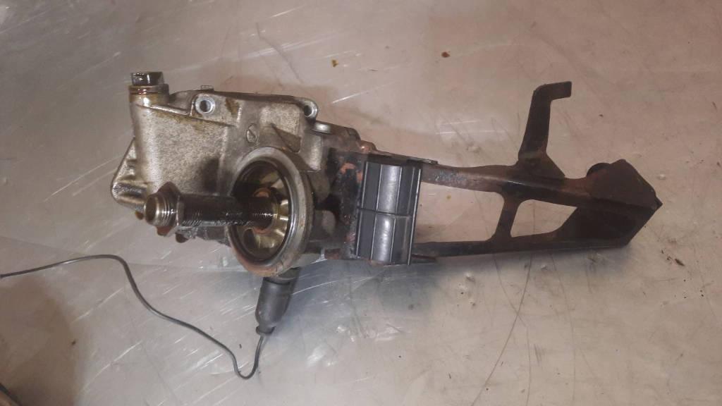 корпус масляного фильтра Volkswagen Golf 4 поколение 2000, 1.6 л., бензин, 06A115417 - фото №1