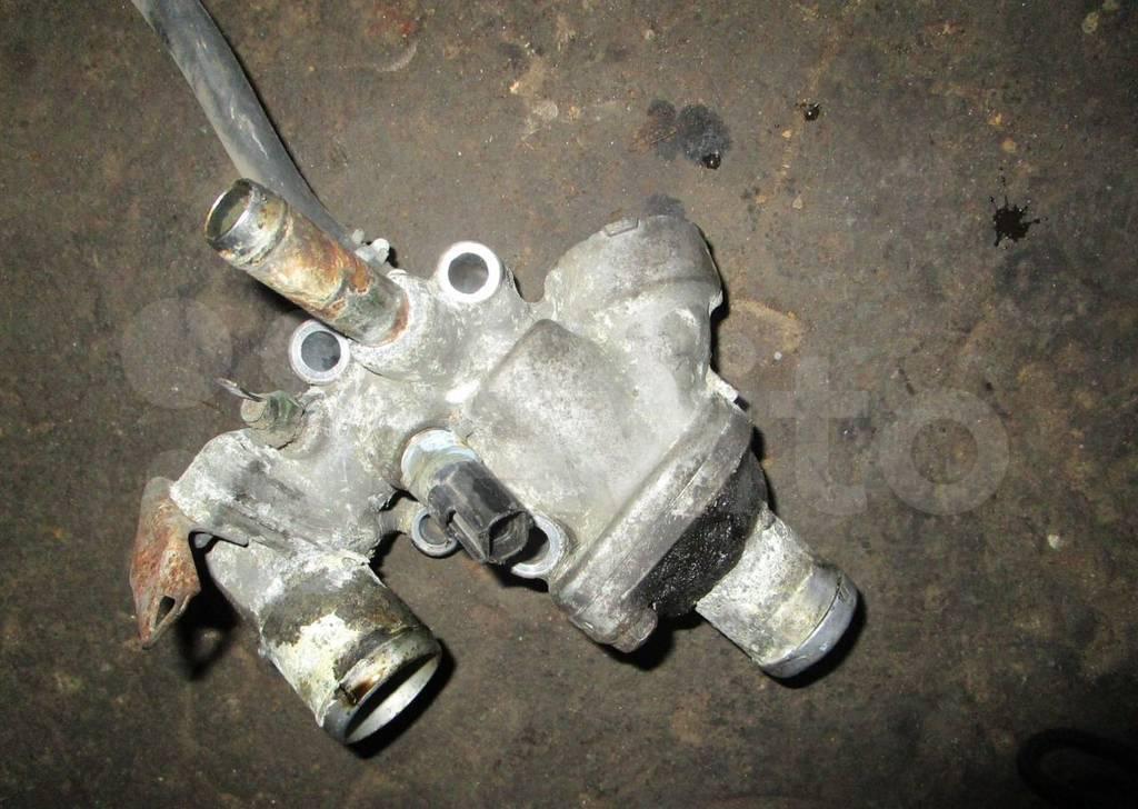 корпус термостата Mitsubishi Space Wagon 3 поколение (Typ N50) 1999, 2.4 л. - фото №1